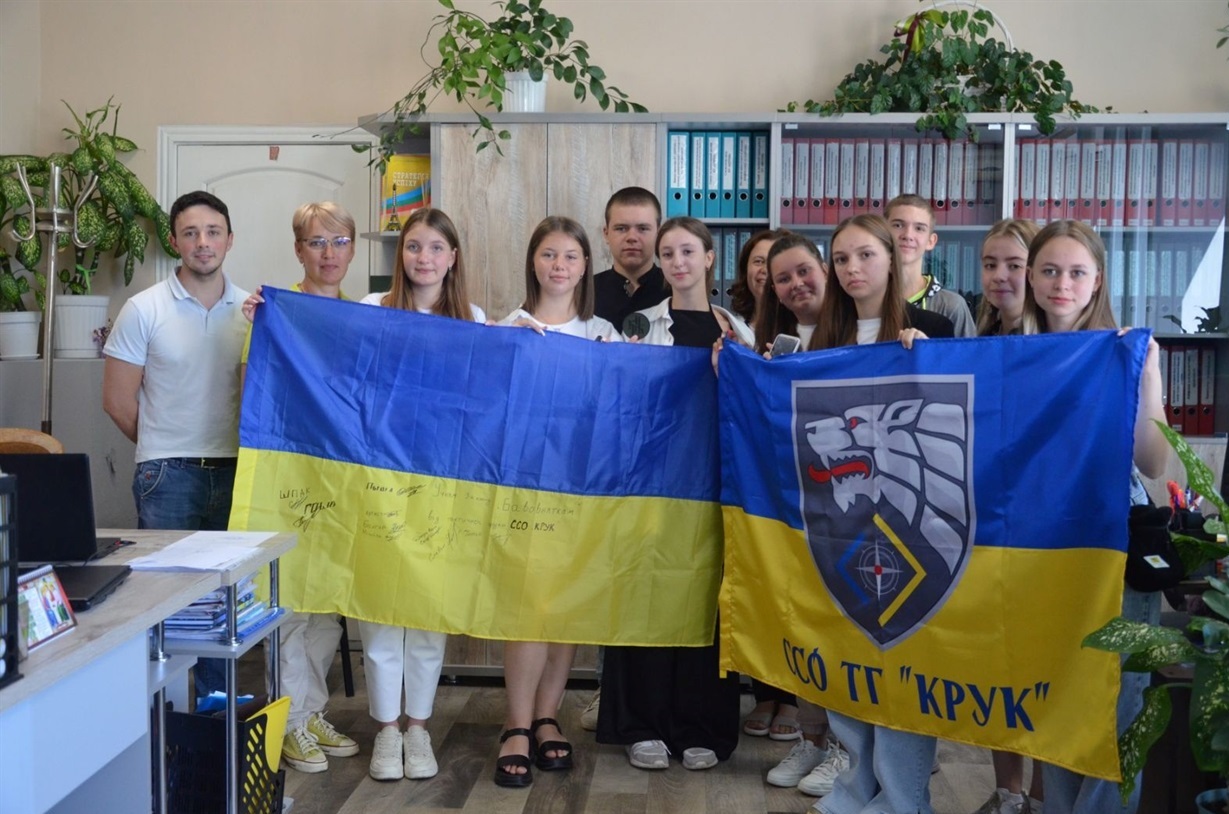 Балтські юні волонтери з подарованим вдячними захисниками прапором