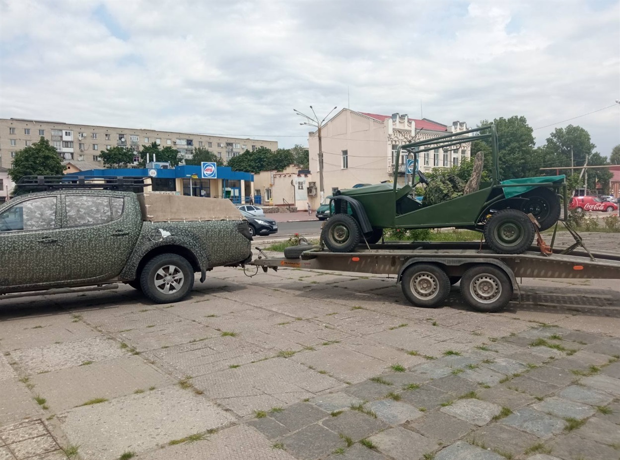 Підготовлений для транспортування легкий баг на причепі 