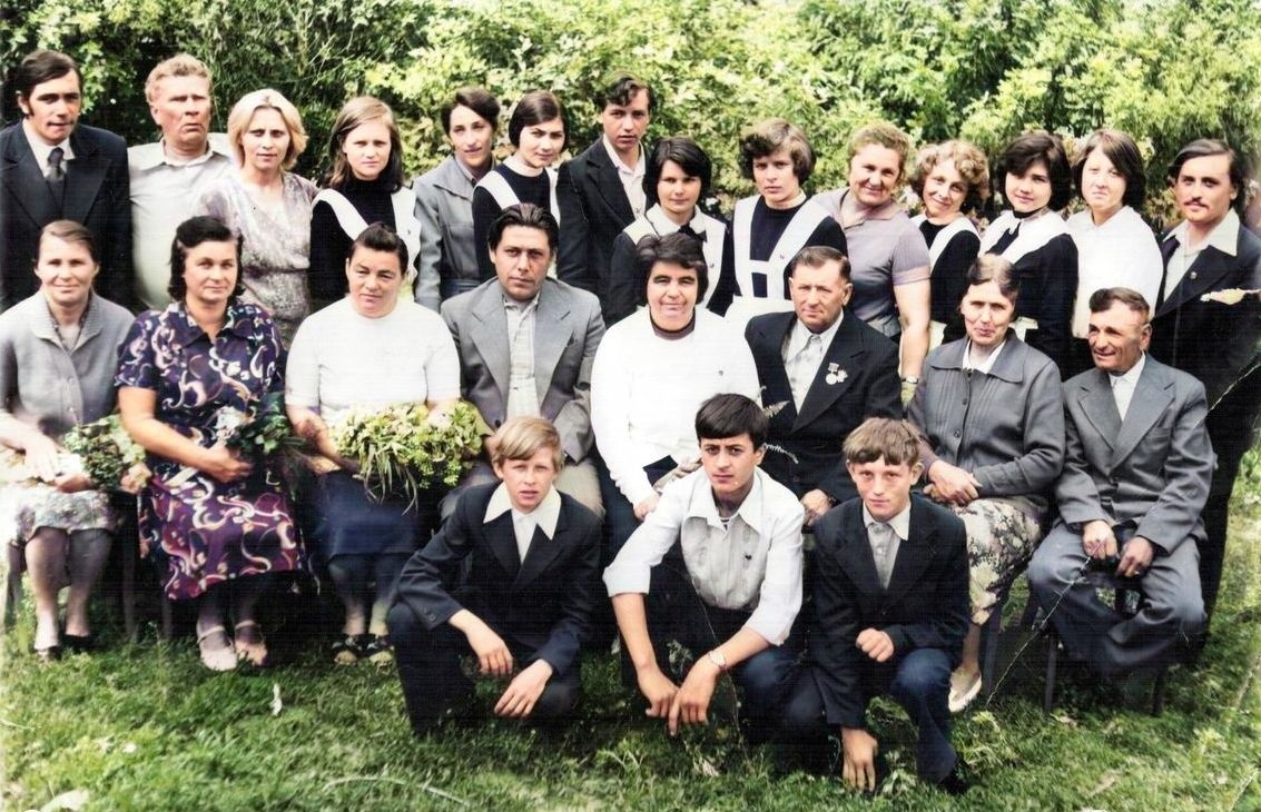 Молодий директор М. Житнюк (4-ий ліворуч у другому ряду)