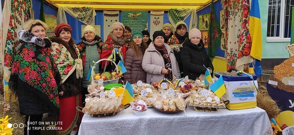Працівники Захарівської  бібліотеки та відділу культури на благодійному ярмарку в листопаді 2022 року