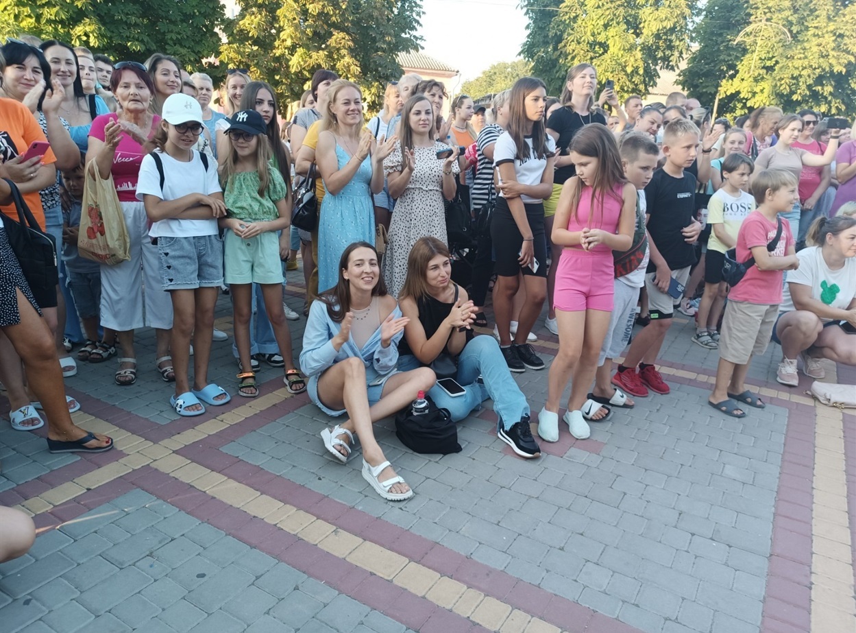 Глядачі і глядачки з захопленням спостерігали за виступом юних танцюристів