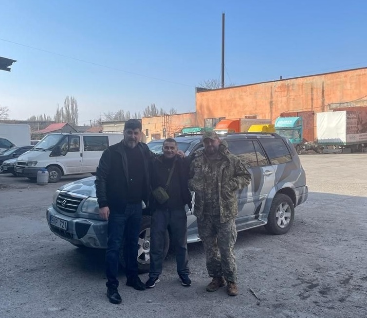 Біля одного з придбаних для ЗСУ авто