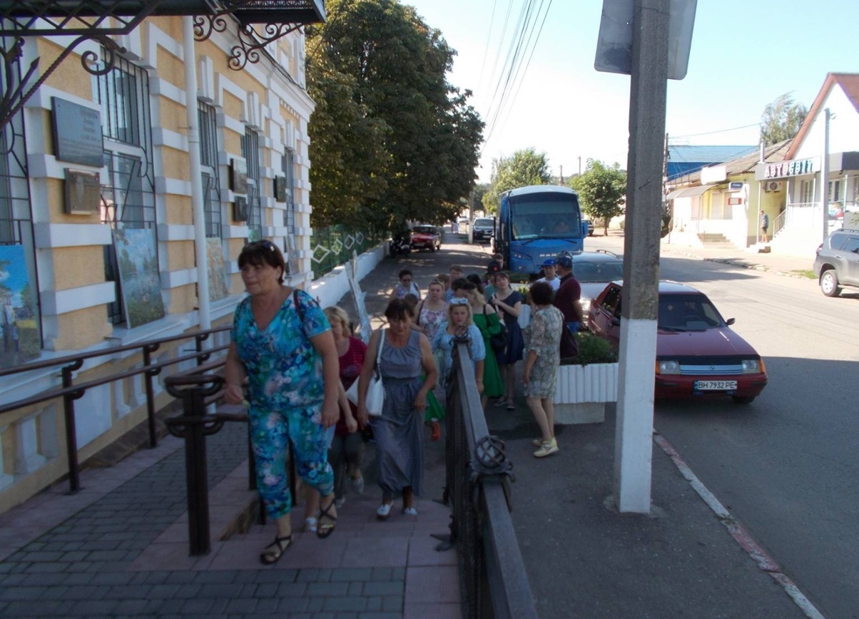 На вході біля Балтського історичного музею 