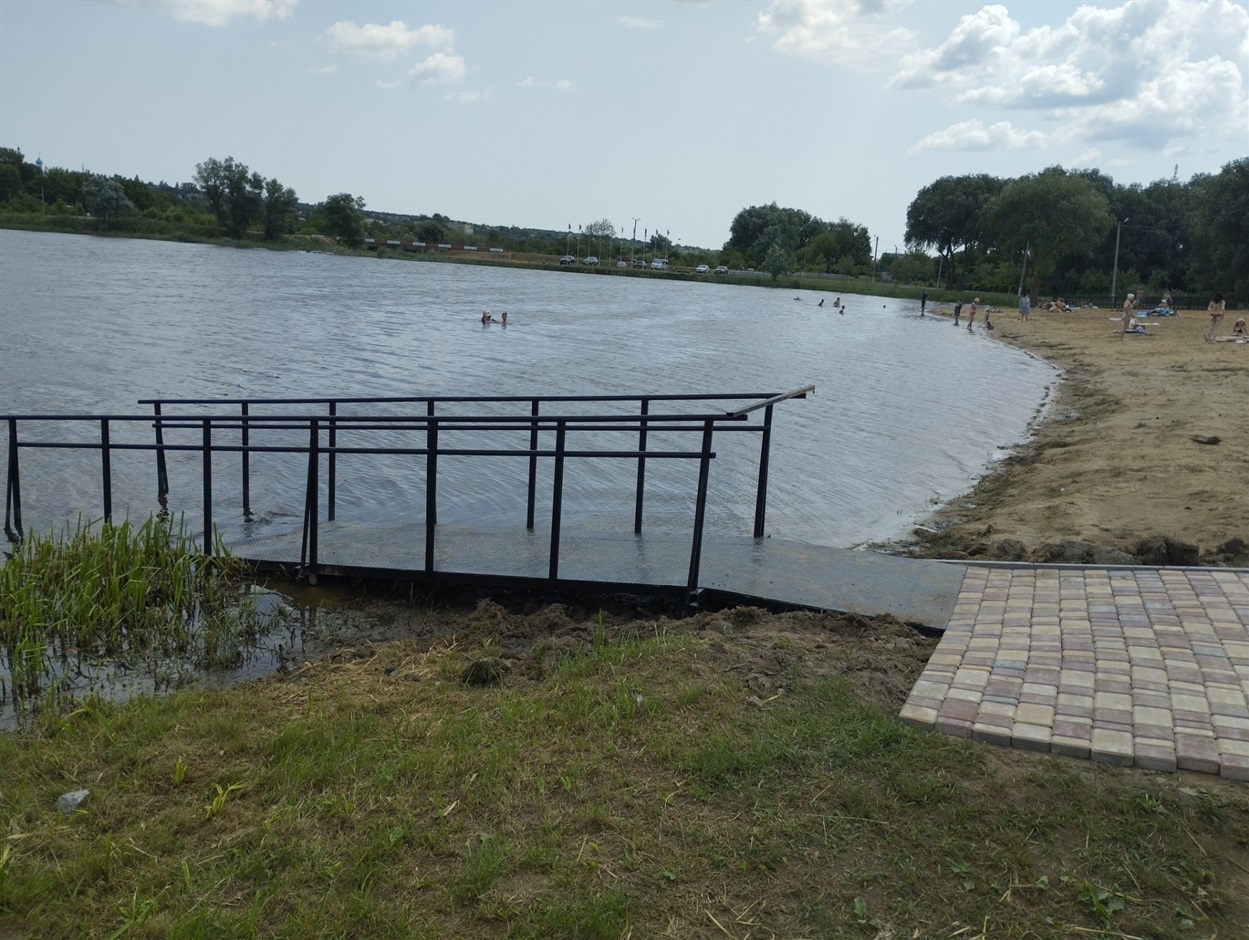 Пандус для осіб з інвалідністю встановлено