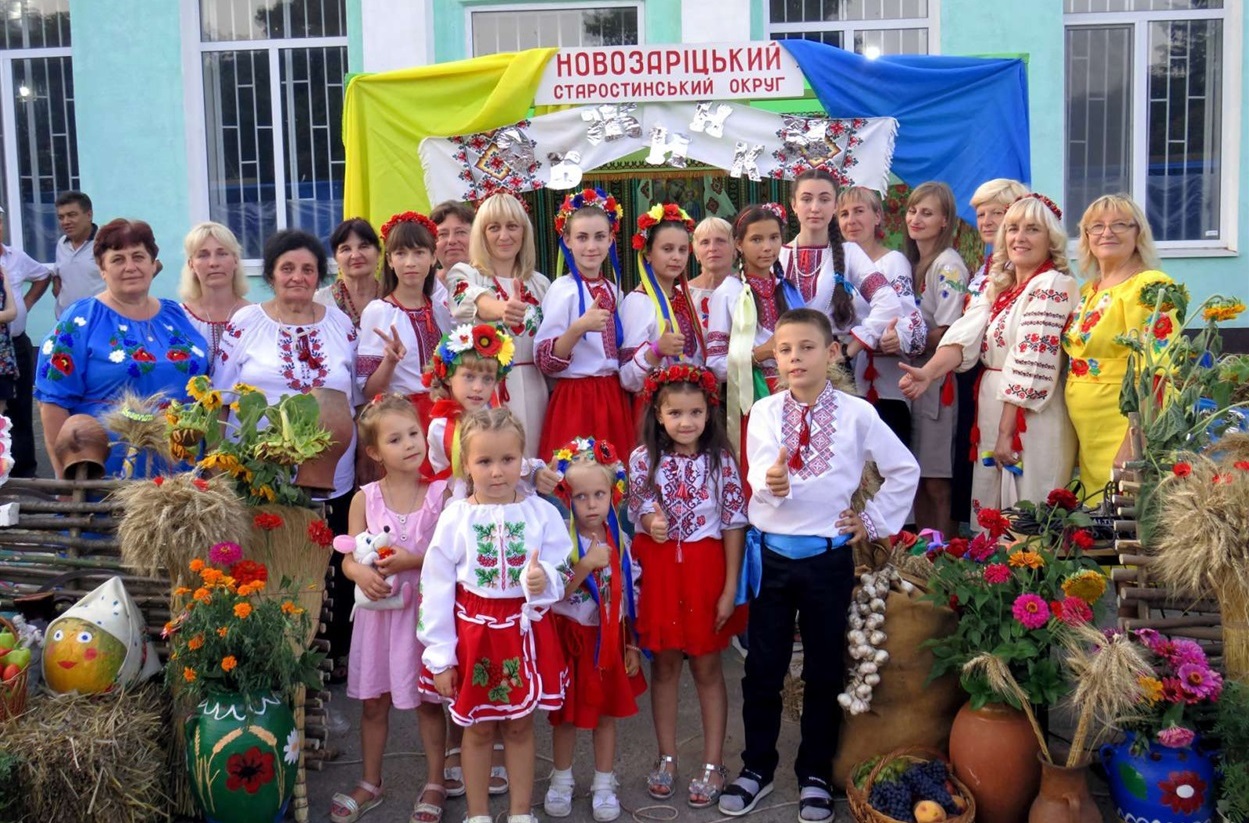 Делегація села Новозаріцьке під час урочистостей в Захарівці