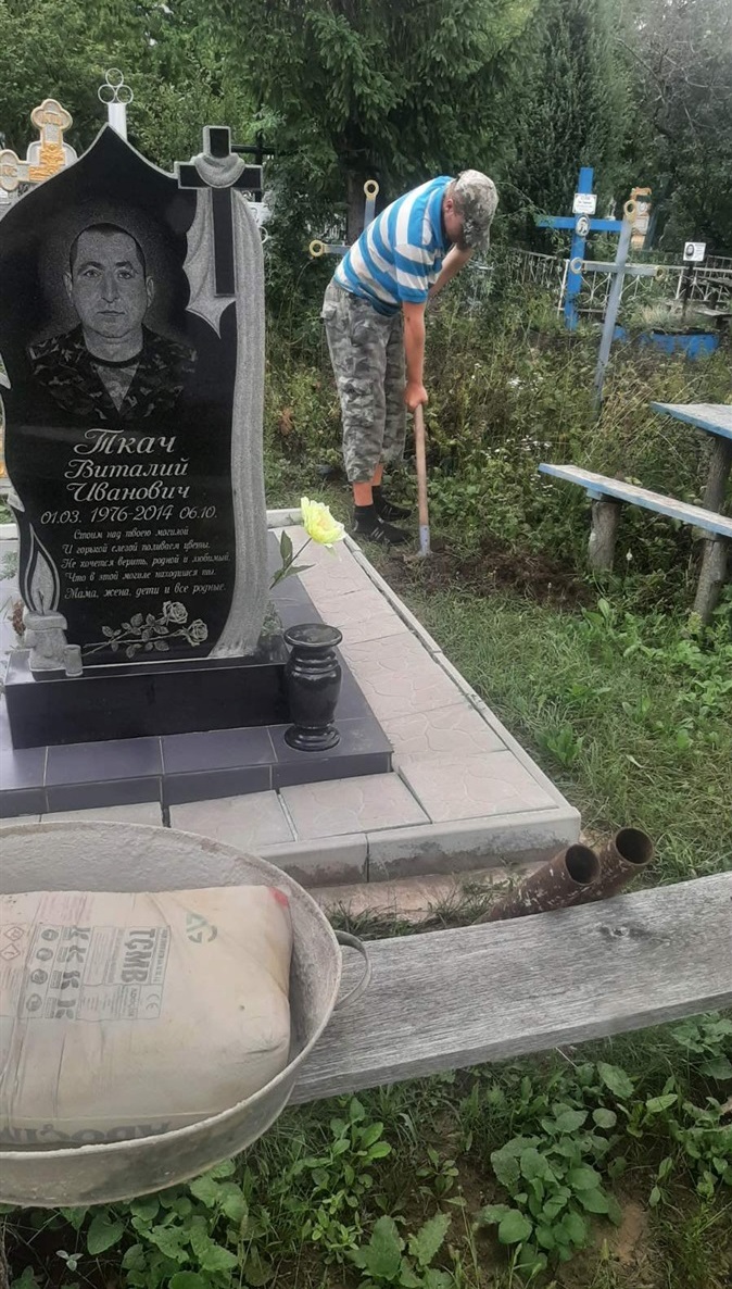 Під час впорядкування могил АТОвців