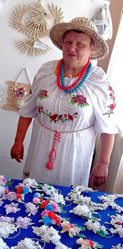 Ольга Глгулінська зі своїми виробами