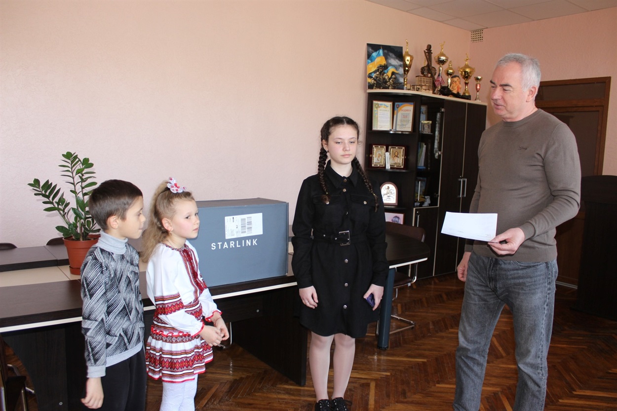 Діти та чоловік стоять в кабінеті