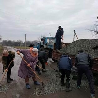 Працівники старостату підсипають дорогу щебнем