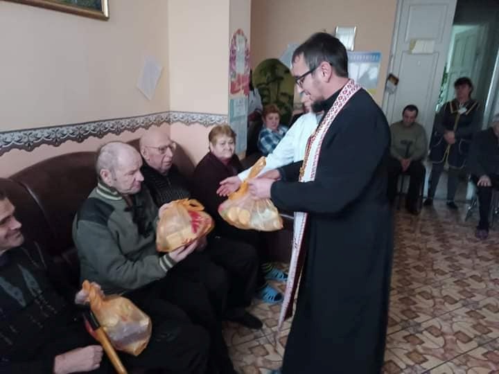 Допомога від настоятеля храму нужденним