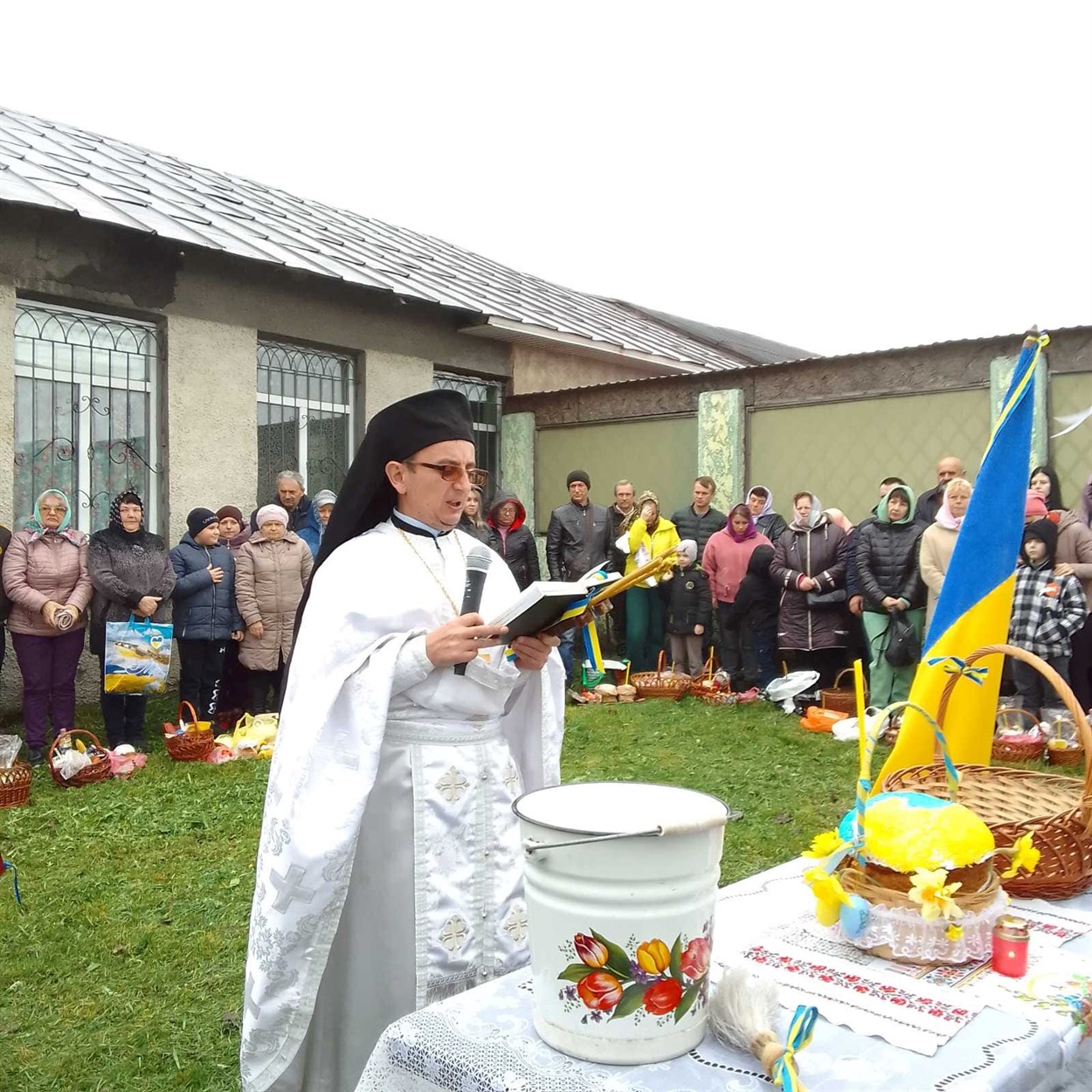 Великоднє освячення пасок біля храму