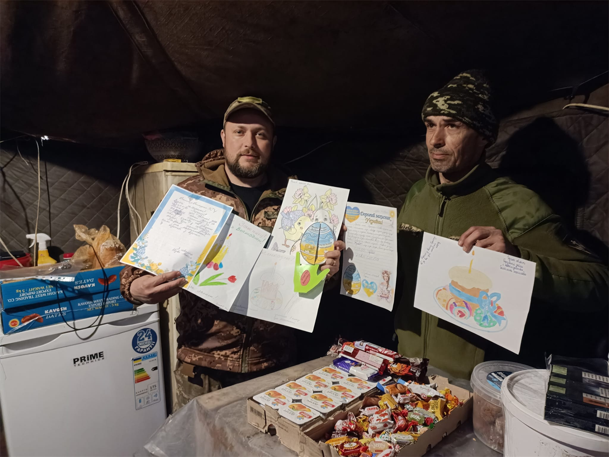 Захисники на передовій з малюнками Знамʼянських ліцеїстів