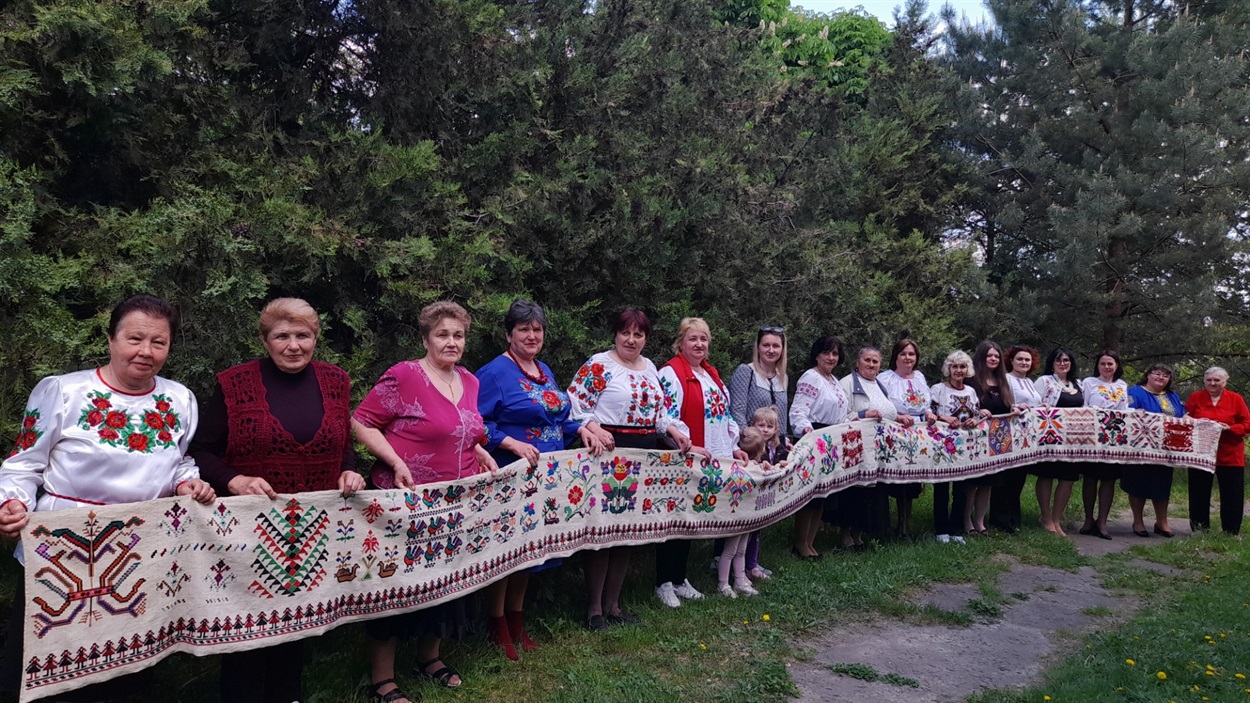 Ось такий довжелезний вийшов рушник у Кодимчанок
