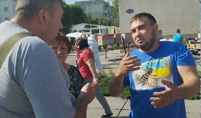 Момент спілкування бджолярів на ярмарку