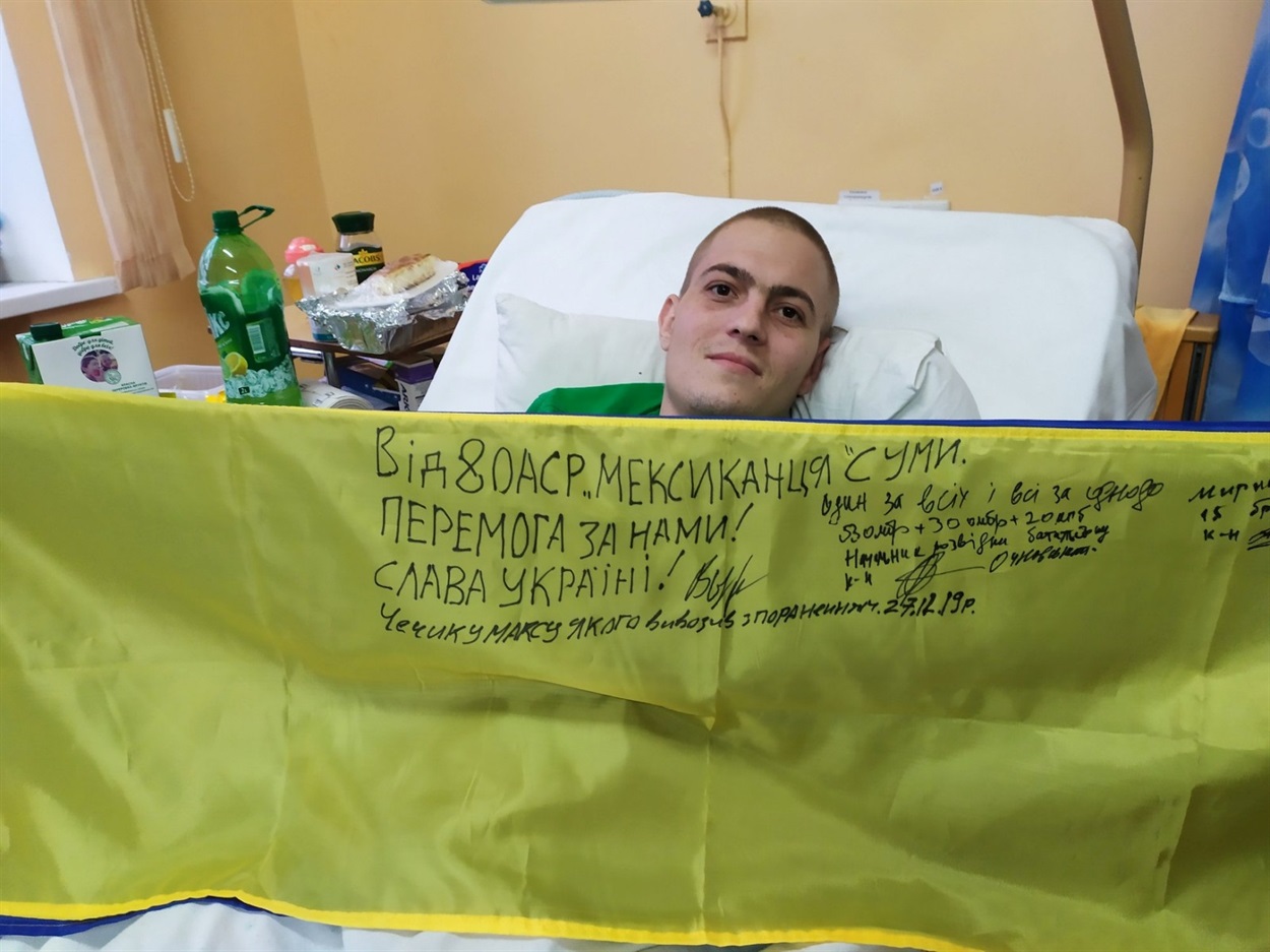 Максим в госпіталі після першого поранення з дружиною Іриною