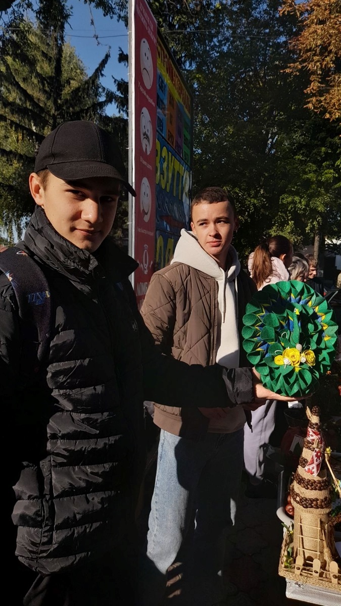Школярі припрошують купувати представлені вироби
