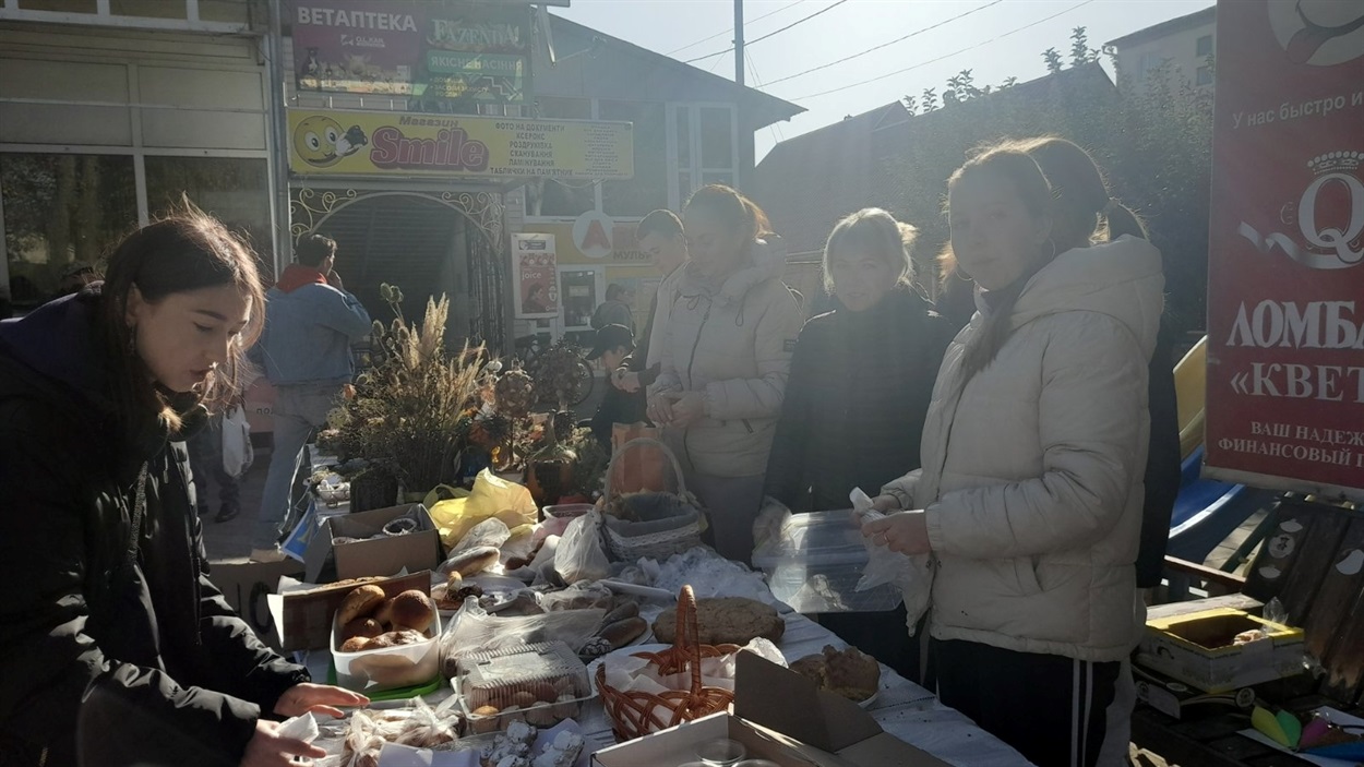 Дівчата продають кулінарні смаколики