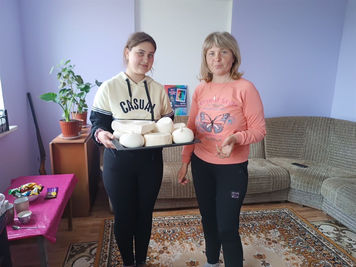 Олена з донечкою Мирославаою демонструють свіжезроблену бринзу