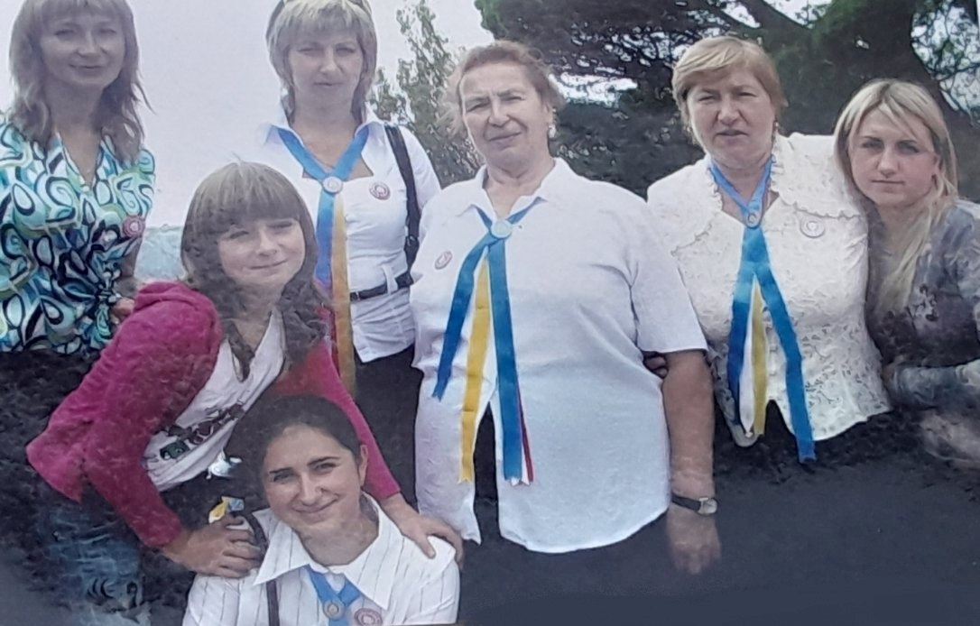 Із старшою сестрою Софією (у центрі)