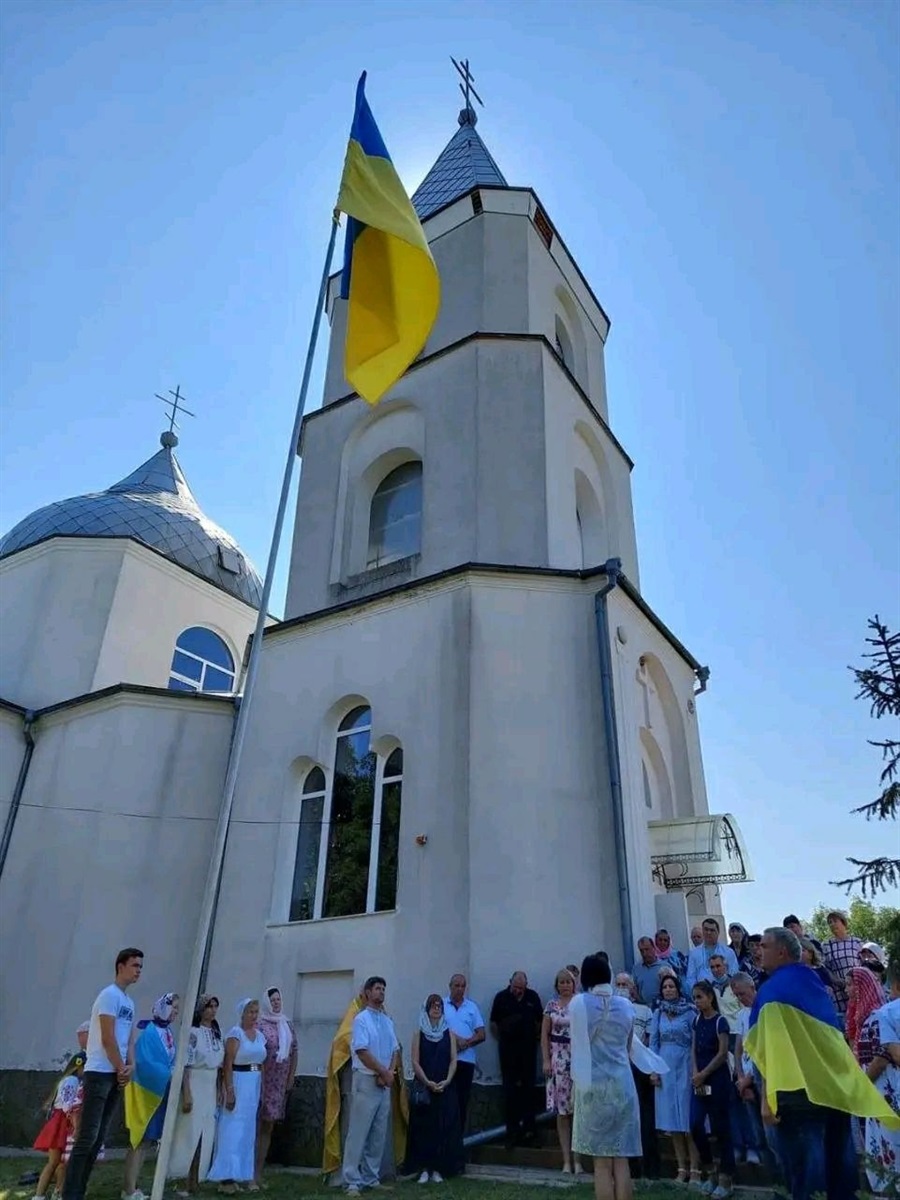 Біля храму