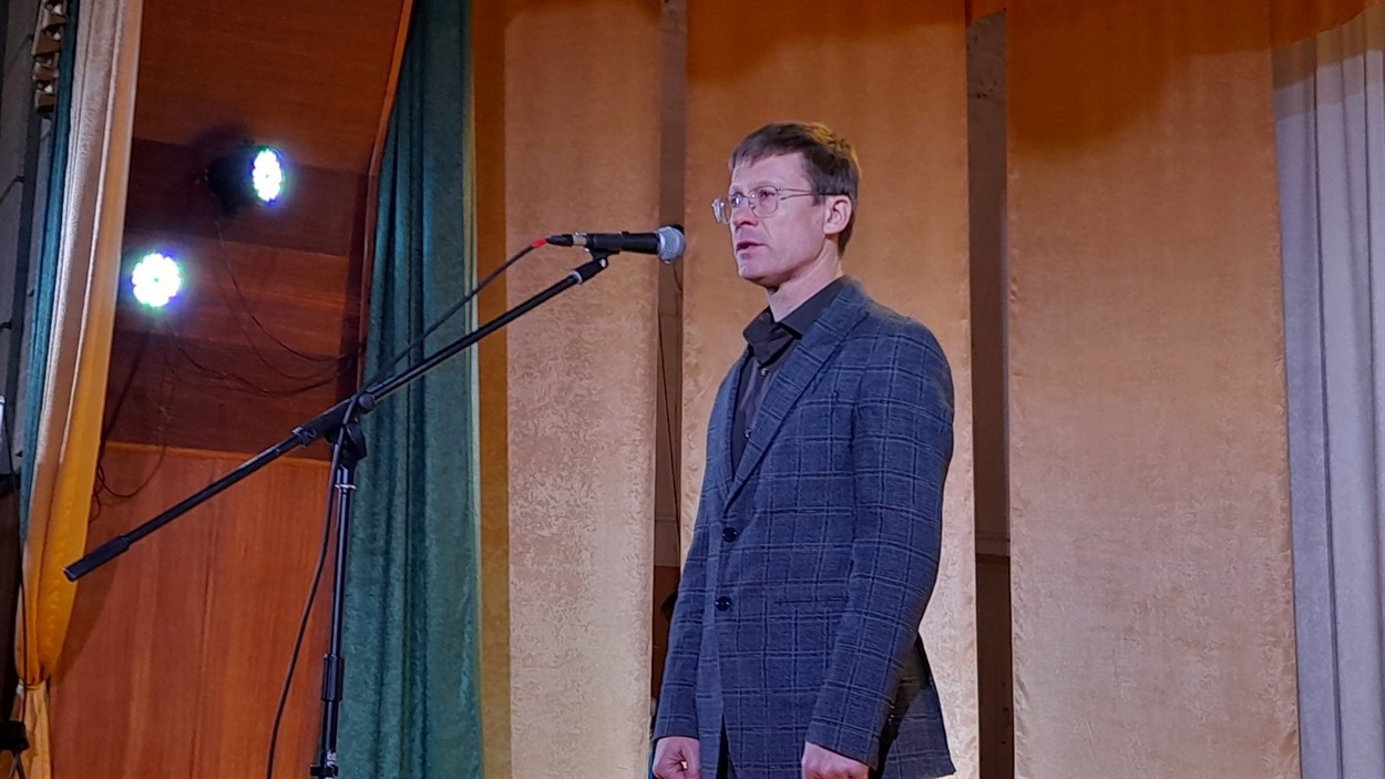 Перший заступник міського голови Олег Анатолійович Чернійчук вшановує загиблих, висловлює співчуття і  дякує родинам захисників за стійкість