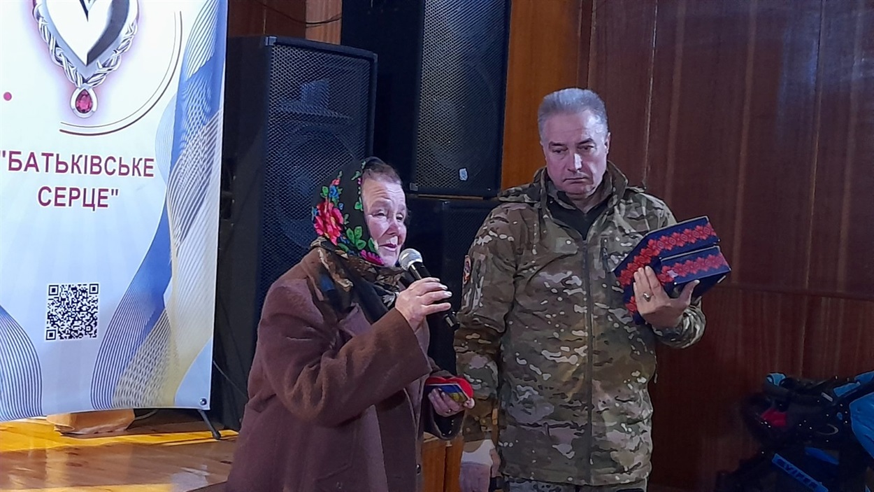 Матір загиблого Антона Мазура Валентина Григорівна читає свій вірш, присвячений синові