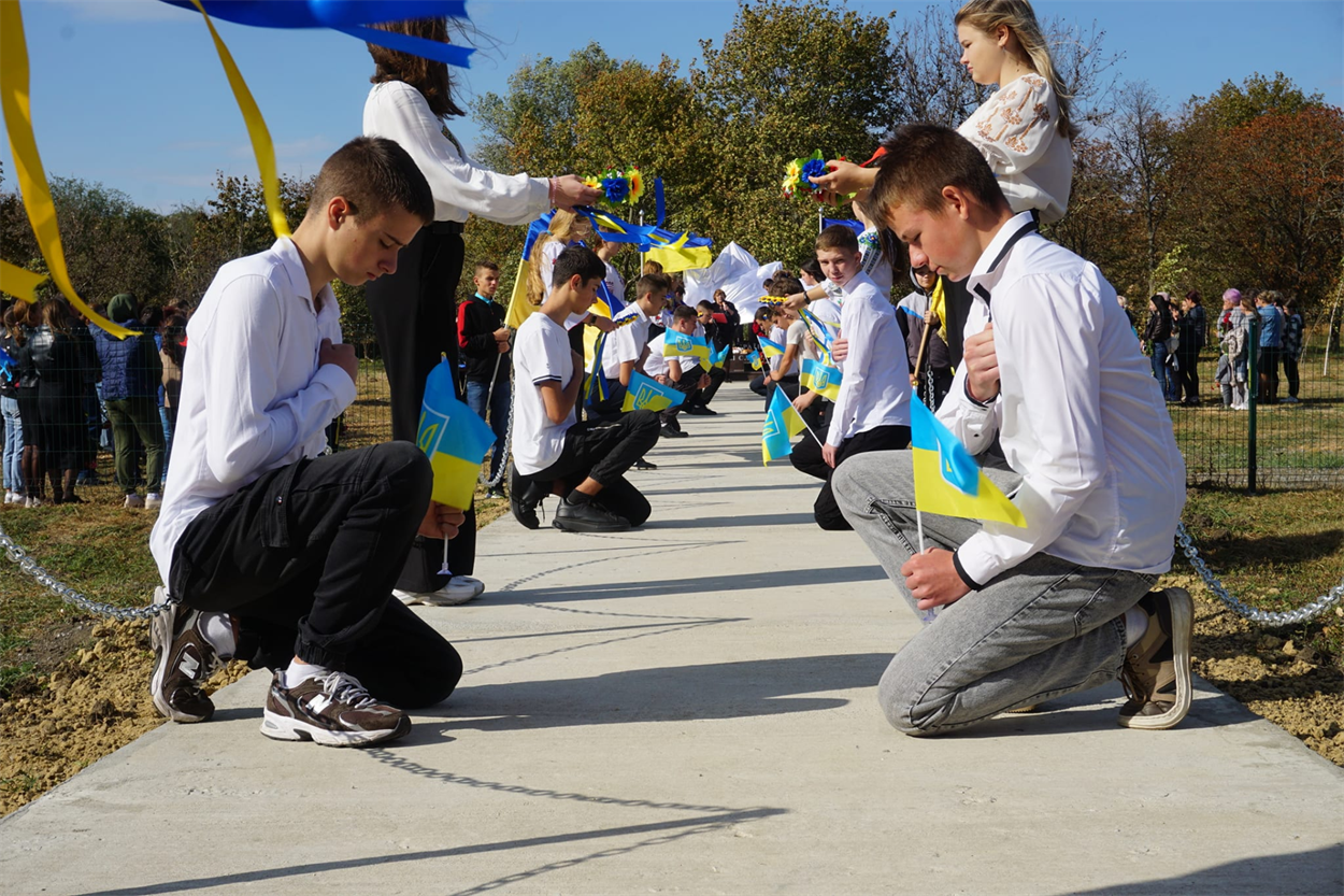 Молодь села на колінах вшановує пам’ять загиблих Героїв