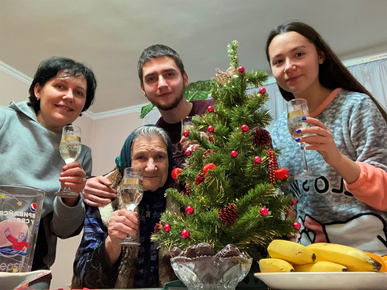 З онуками Ганною, Павлом та дочкою Тетяною Клавдія Іванівна зустрічала Новий рік