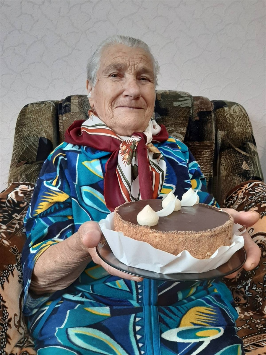 Зі святковим тортом на свій ювілей