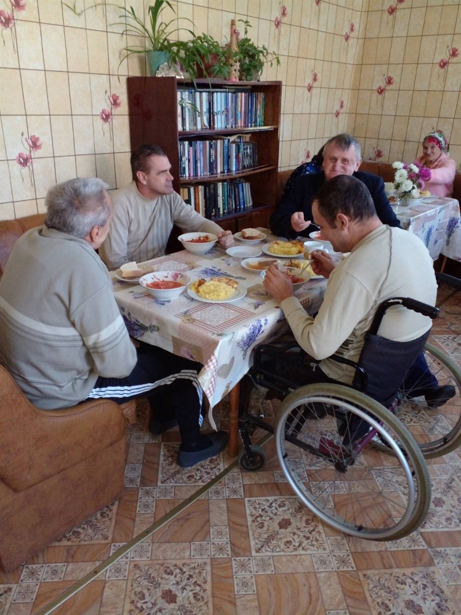 За обідом
