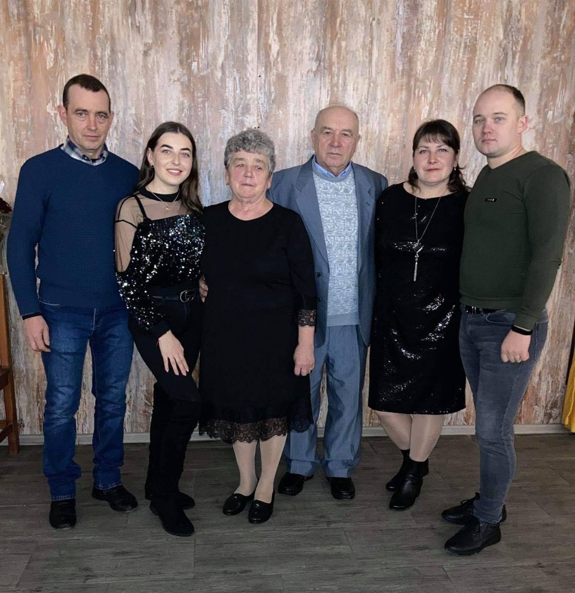 Сатанєвські з сином Миколою, невісткою Ларисою, онукою Маргаритою та її обранцем Іваном 