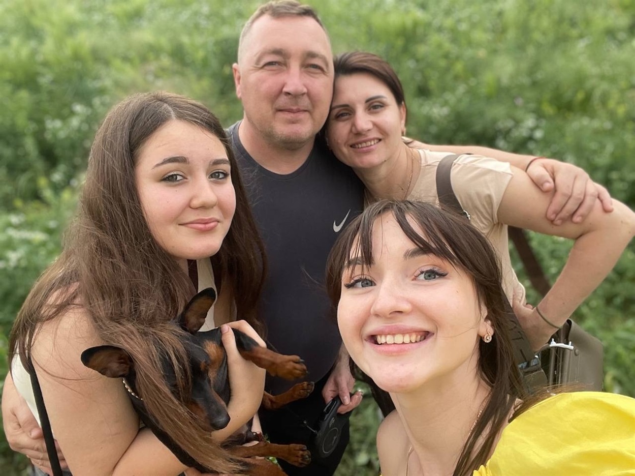 Син Ігор з дружиною Оленою та онучками Поліною і Дарією