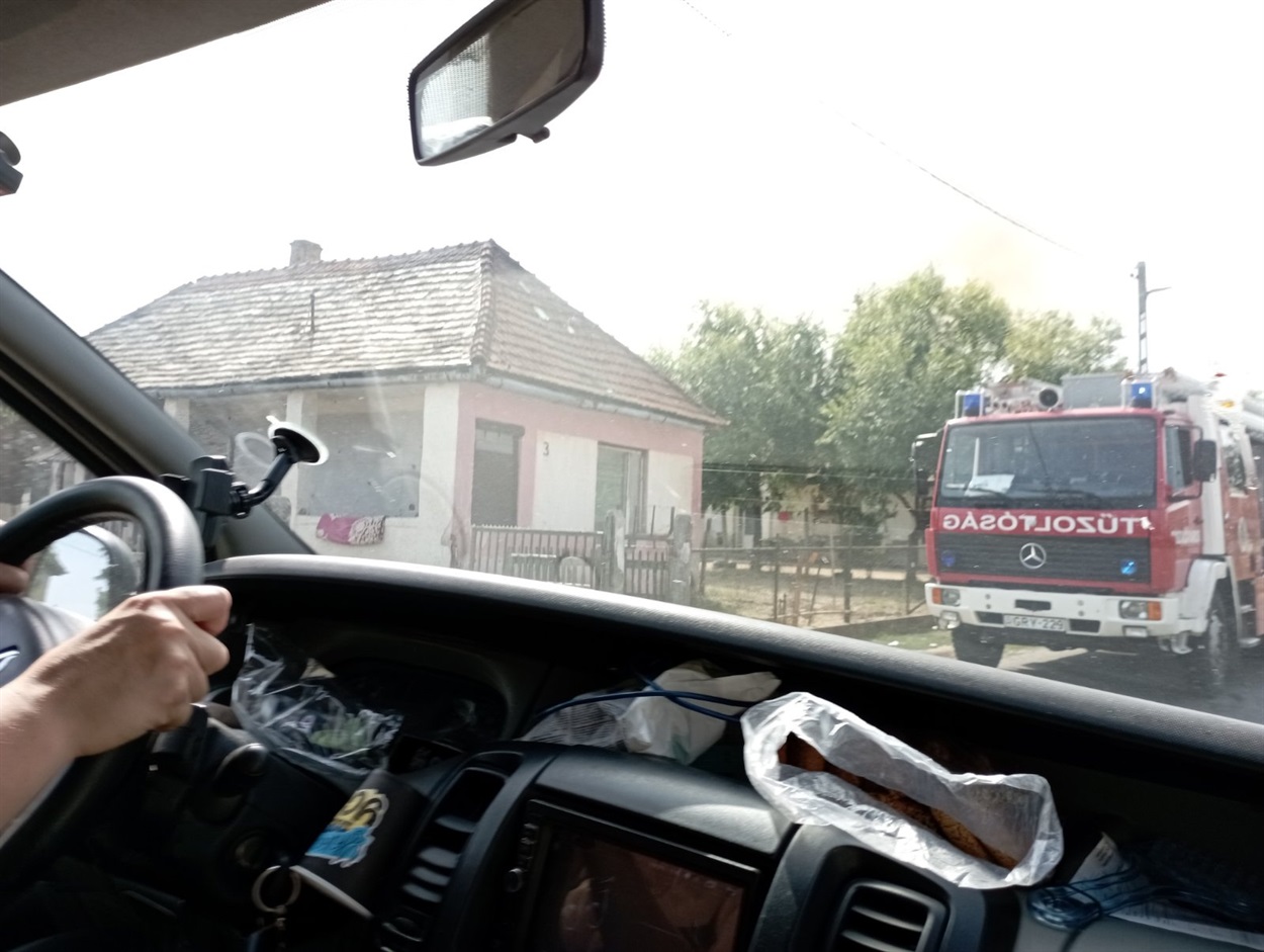 У прикордонній Угорщині дуже багато ромів, що бідно живуть. Досить часто вони палять суху траву на городах та чагарники. Пожежні автомобілі тут часті гості
