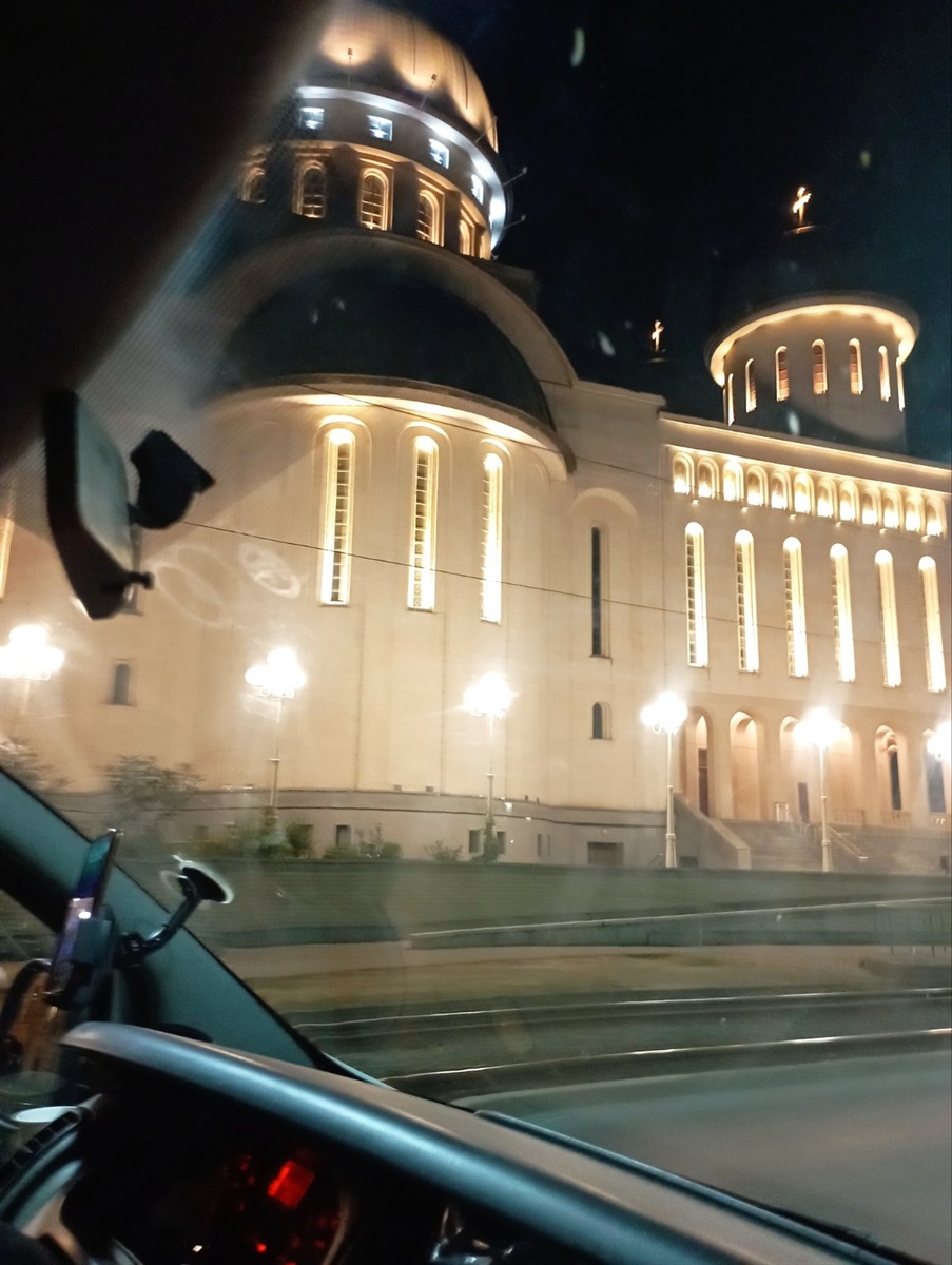 Всі церковні собори в Адарі вночі освітлені і просто засліпюють своєю красою