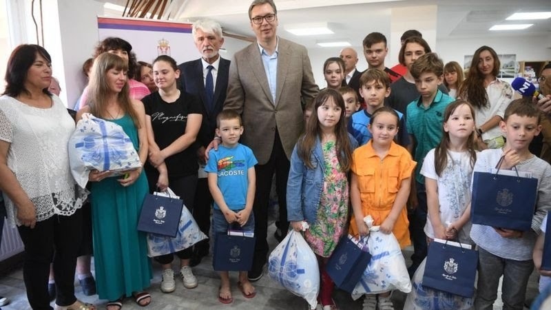 Президент Сербської республіки Олександр Вучич з небагатьма українськими біженцями.