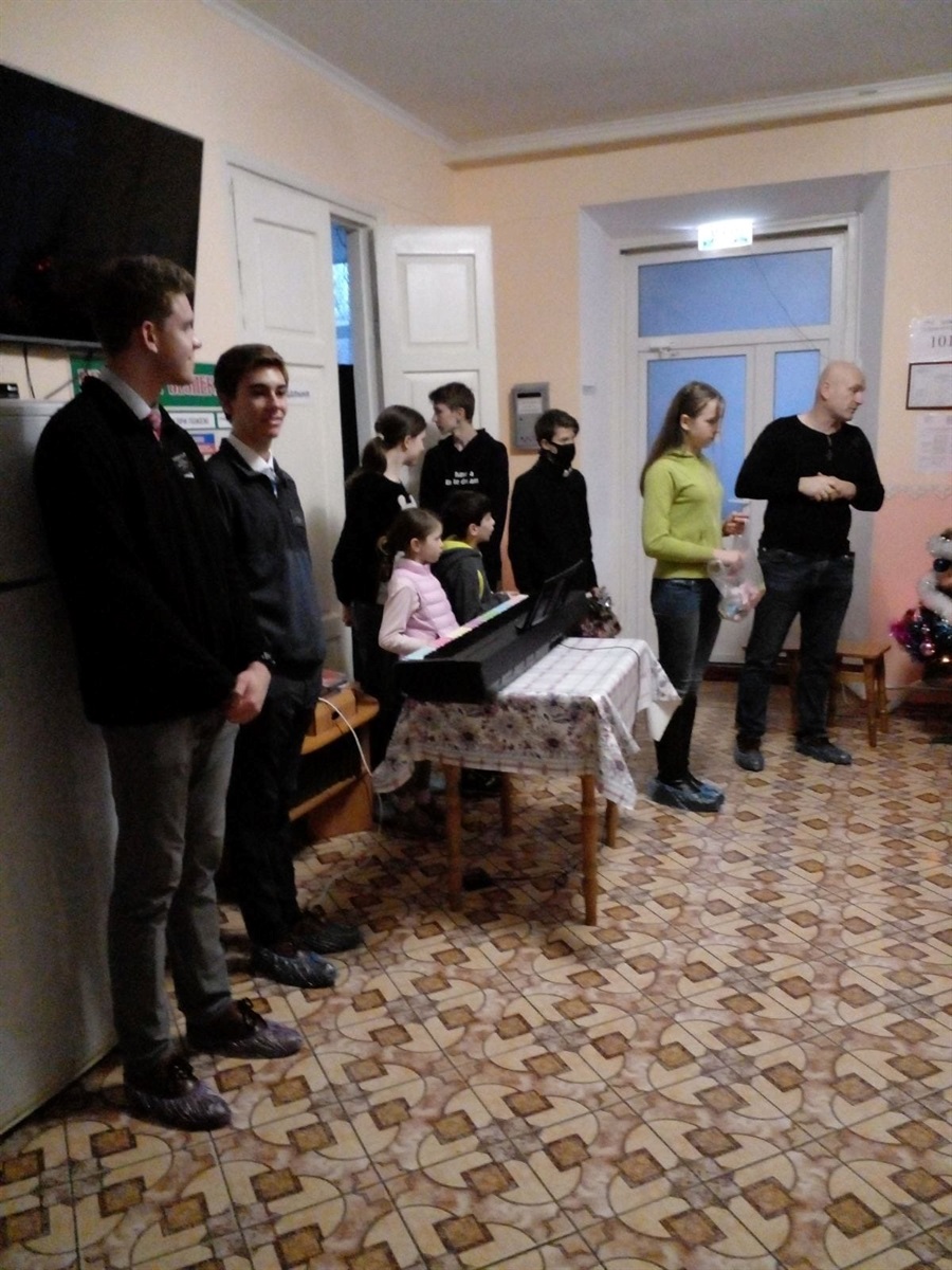 Представники Церкви Ісуса Христа Святих останніх днів під час чергового відвідування мешканців притулку