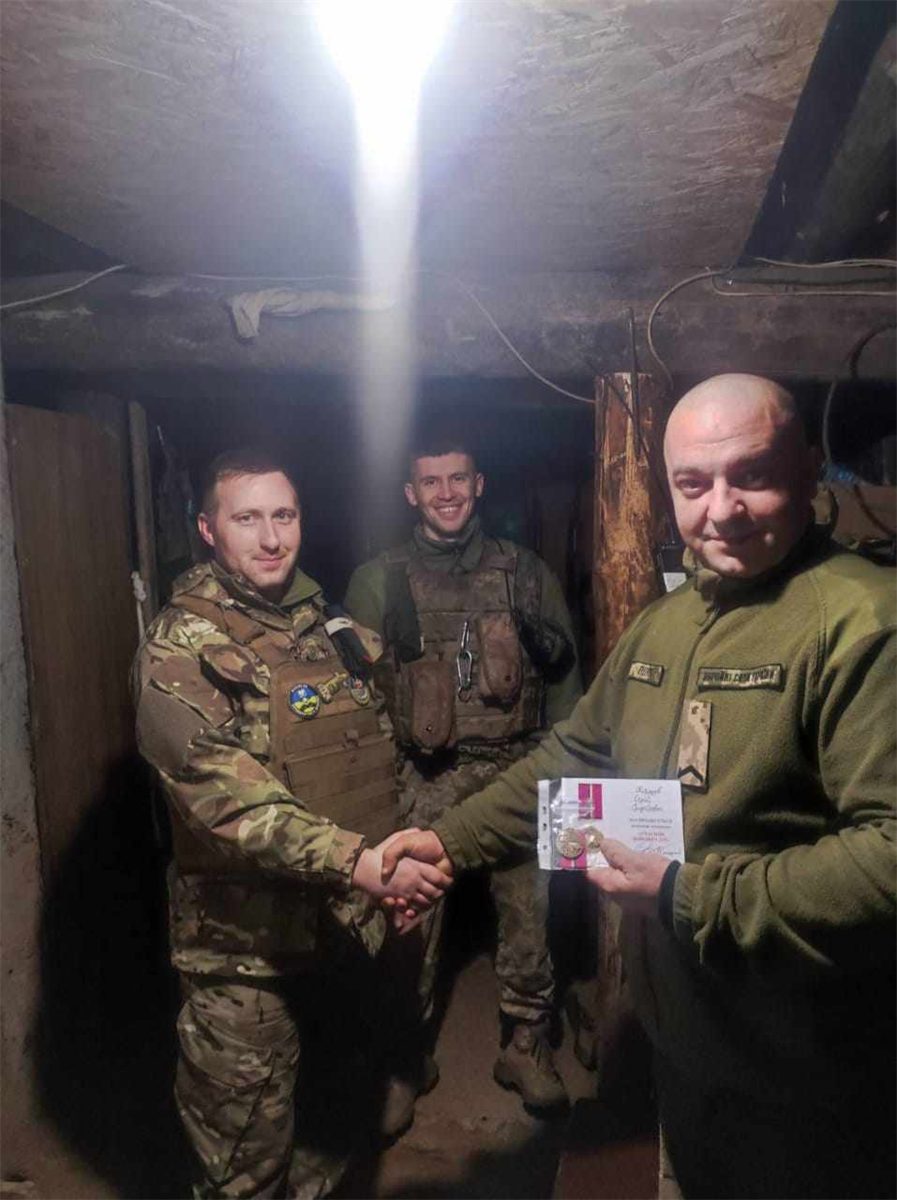 Сергію Кіріязову командир вручає Почесну відзнаку "Учасник бойових дій"