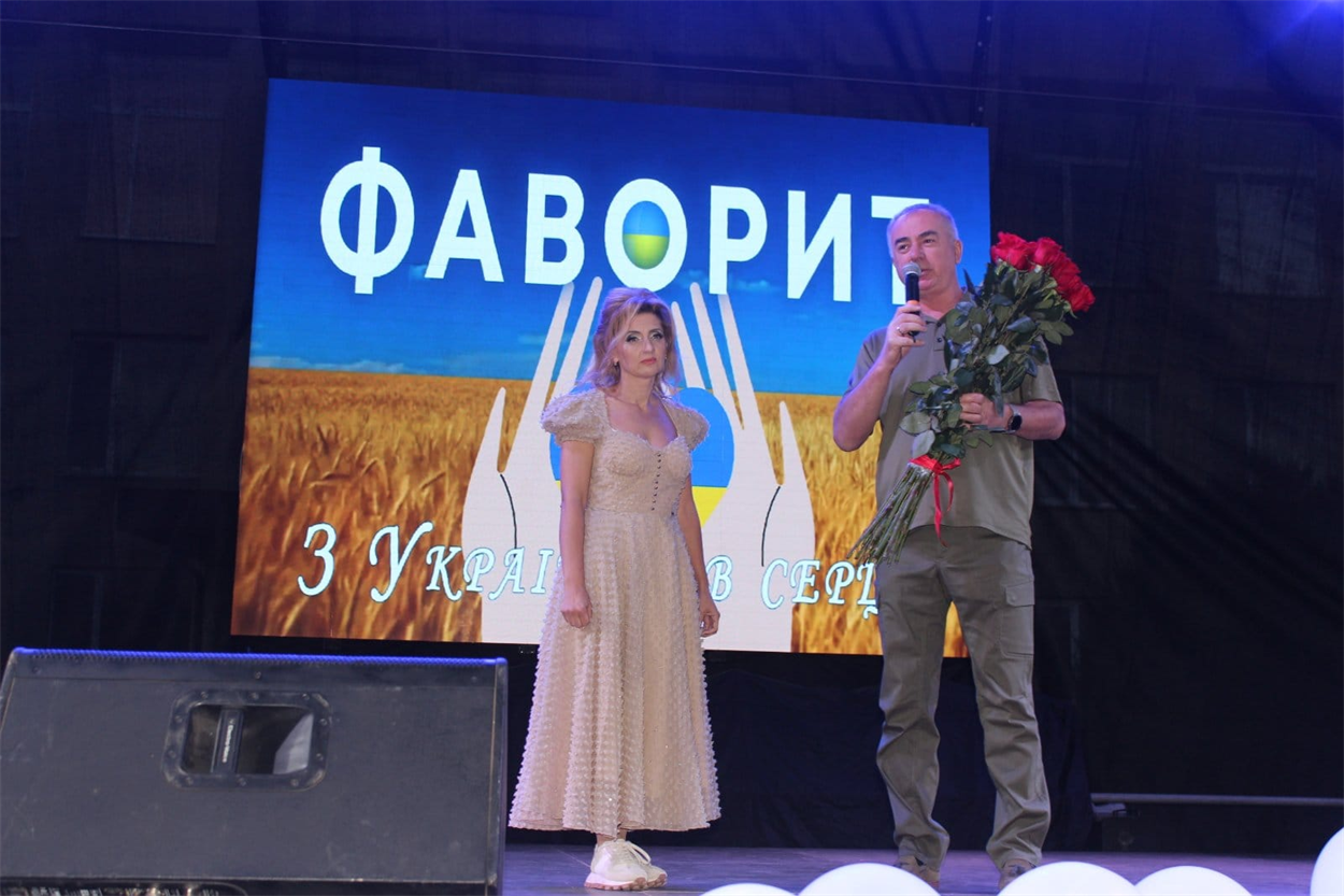 Віктор Лобач вітає керівницю колективу Людмилу Деревенко