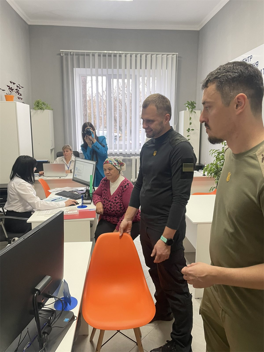 В Центрі обслуговують перших відвідувачів