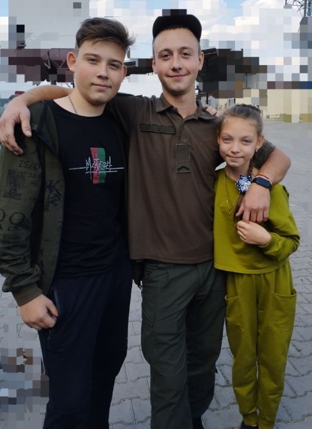 Андрій з братом Григорієм і сестричкою Оленкою