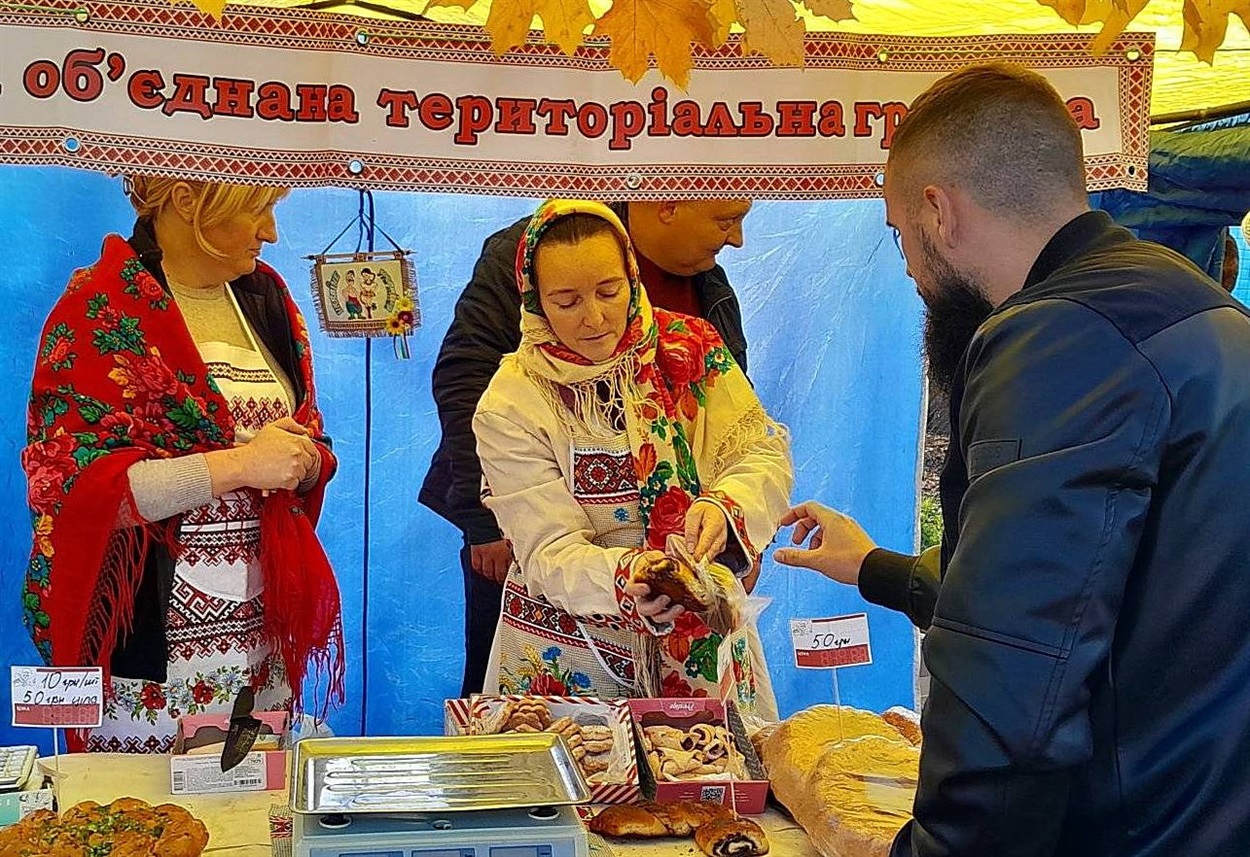 Любашівці частують гостей