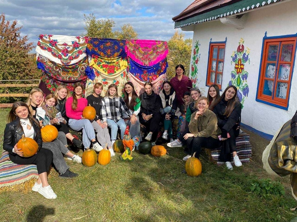 Віра Буяновська зі своїми студентами в етнографічному музею села Борсуки