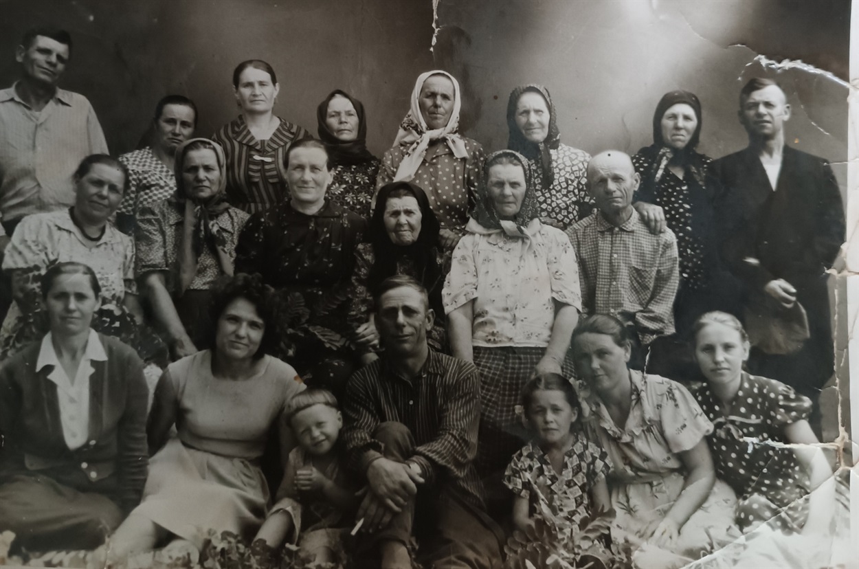 Зібралась родина з нагоди приїзду рідні з Омської області, 1962 рік, у центрі – старійшина сімейства – мати, бабуся, прабабуся Мотря Демченко