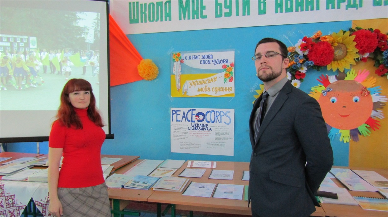 Наталя з Джоном Лемасуаєром в Любашівському ліцеї