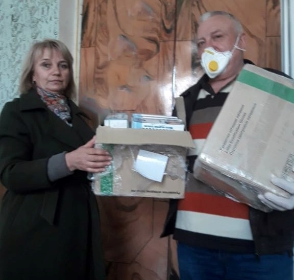 Передає гуманітарну допомогу