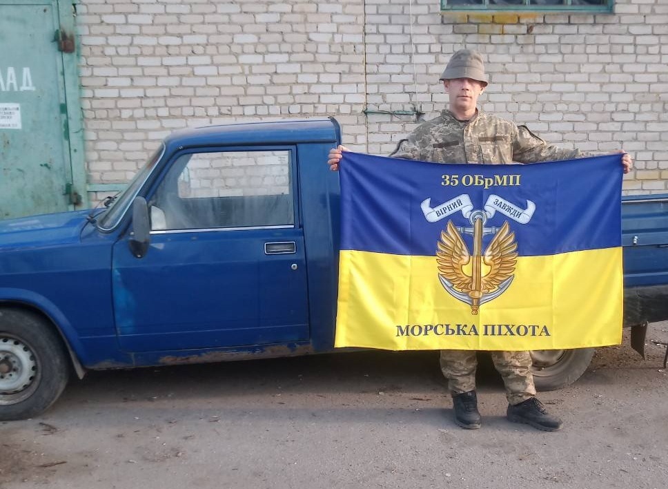 На цьому жигулику Сергій возить на передову "поросят"