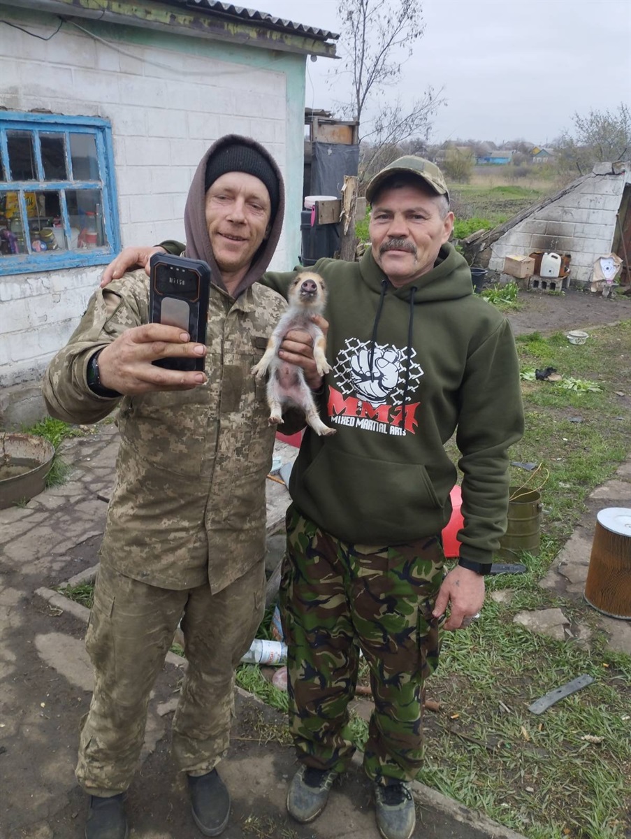 Сергій Зарванський з бойовим побратимом і їхнім живим талісманом