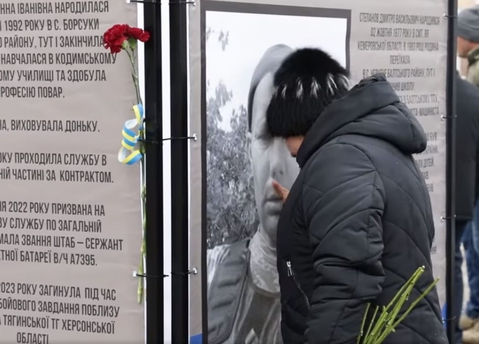 Біля світлин рідної людини