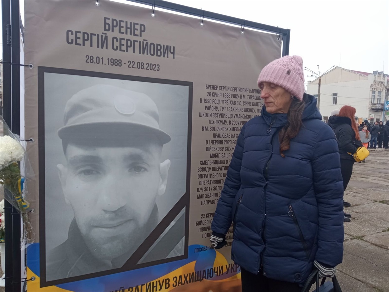 Мати загиблого Героя з світлинами сина