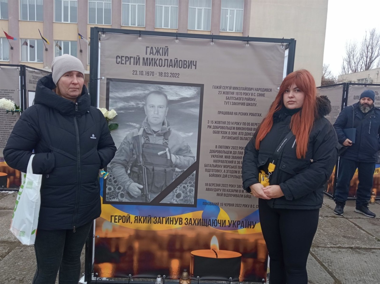 Донька й дружинаСергія Гажія біля світлини загиблого